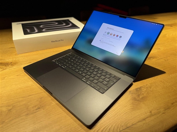 天顺娱乐注册:修电池白送顶配!七年前旧MacBook进苹果售后:免费换回M4 Max旗舰